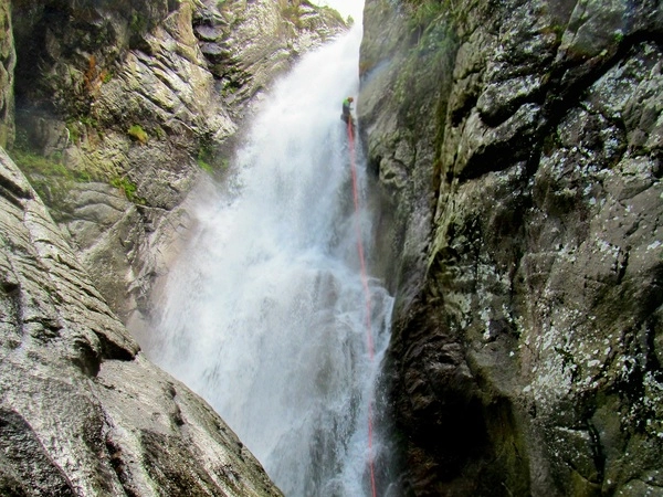 cascade 70 metres canyoning saint vincent mont canigou pyrenees orientales