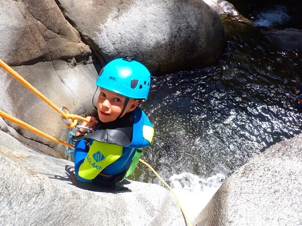 descente-rappel-canyoning-enfant-pyrenees-orientales