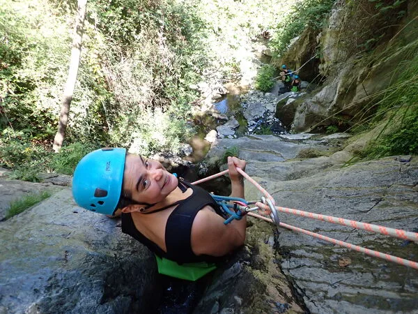 canyoning en eau chaude descente en rappel debutant font romeu