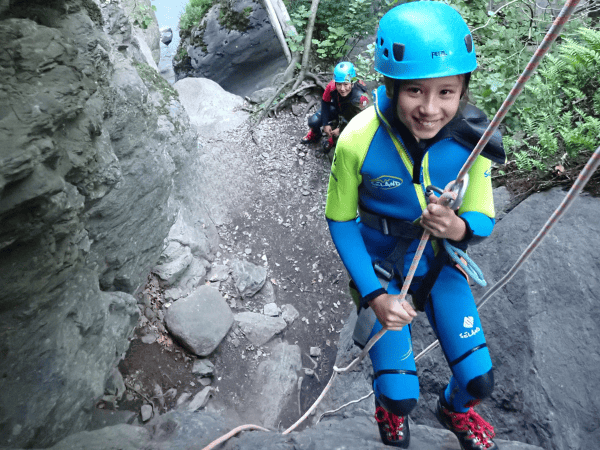 canyoning sources eau chaude enfant descente en rappel font romeu
